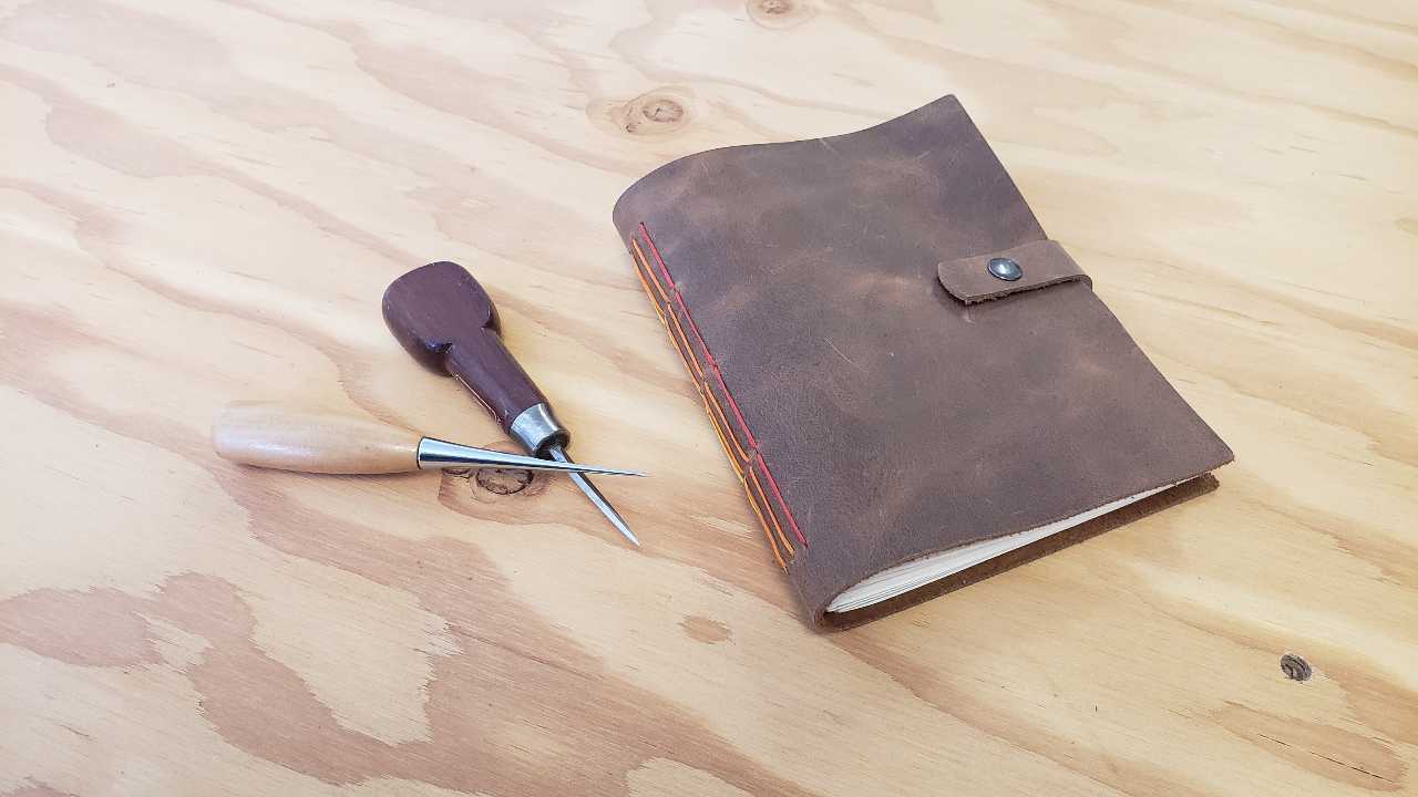 Maroquinerie et papeterie – Fabriquer un cahier en cuir - Les Affûtés