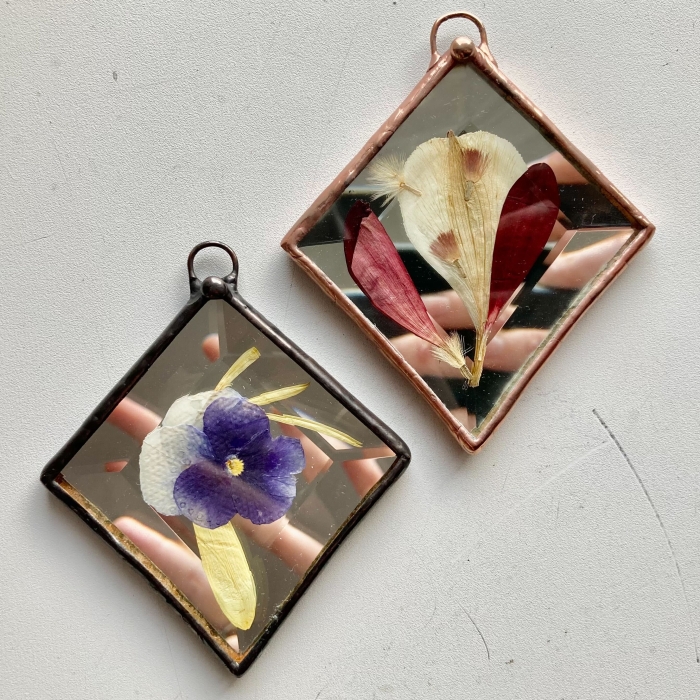 Médaillon décoratif avec fleurs séchées – Apprendre à appliquer les patines  sur du vitrail - Les Affûtés