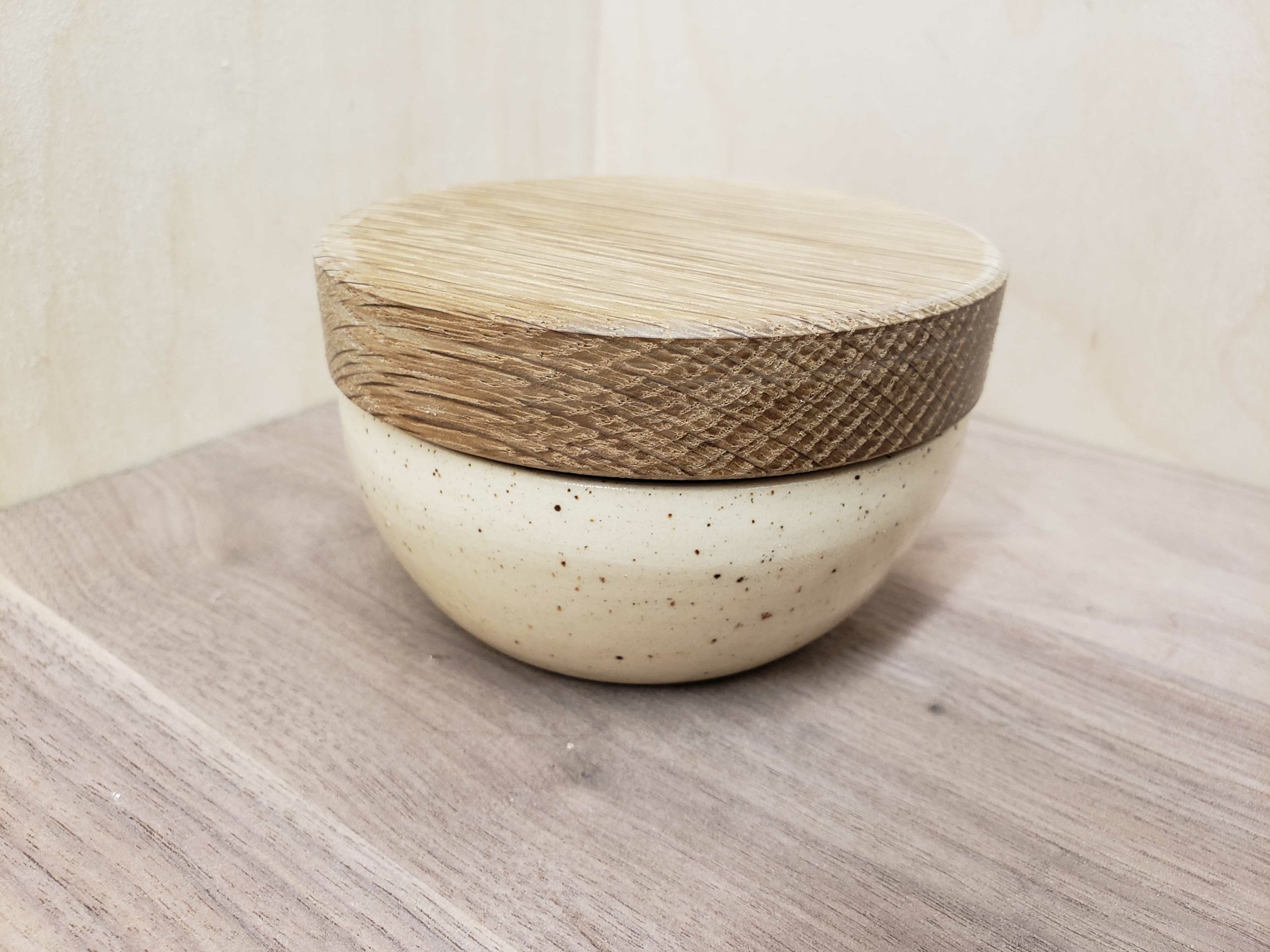 Tour de poterie et tour à bois – Apprendre à tourner un petit pot en  céramique avec son couvercle en bois - Les Affûtés