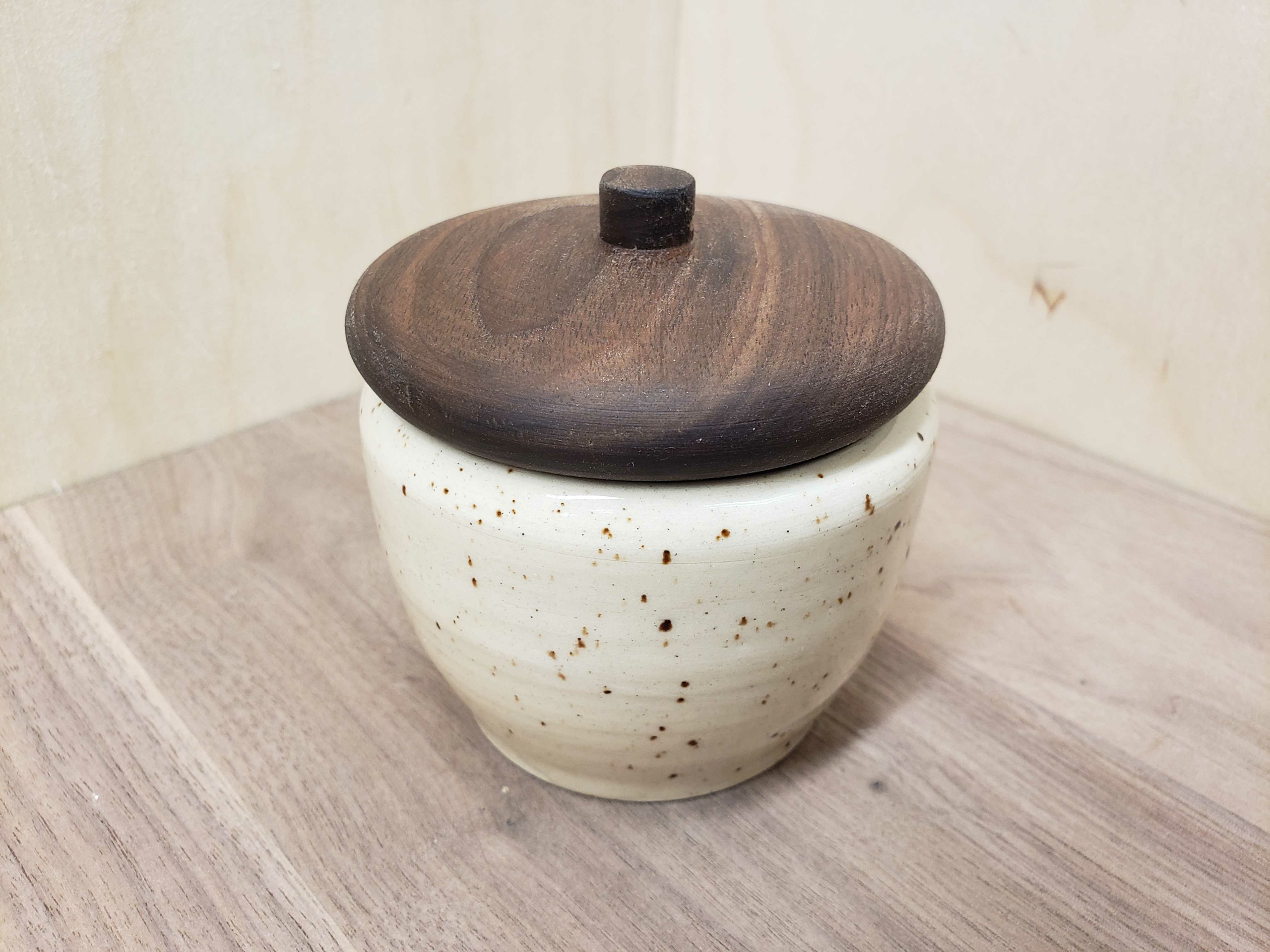 Tour de poterie et tour à bois – Apprendre à tourner un petit pot