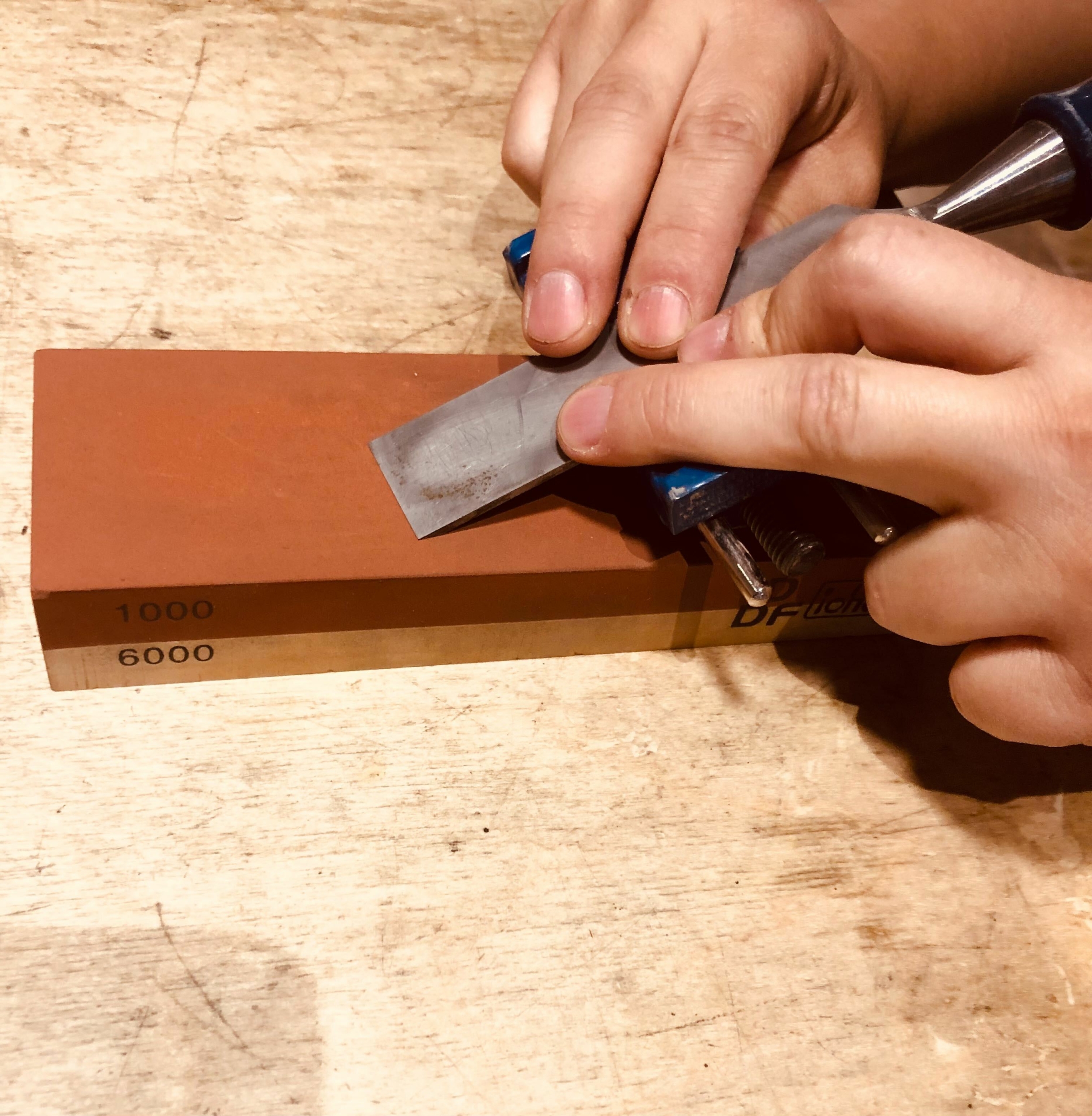 Apprendre à aiguiser ses ciseaux à bois, rabots et lames grattoirs